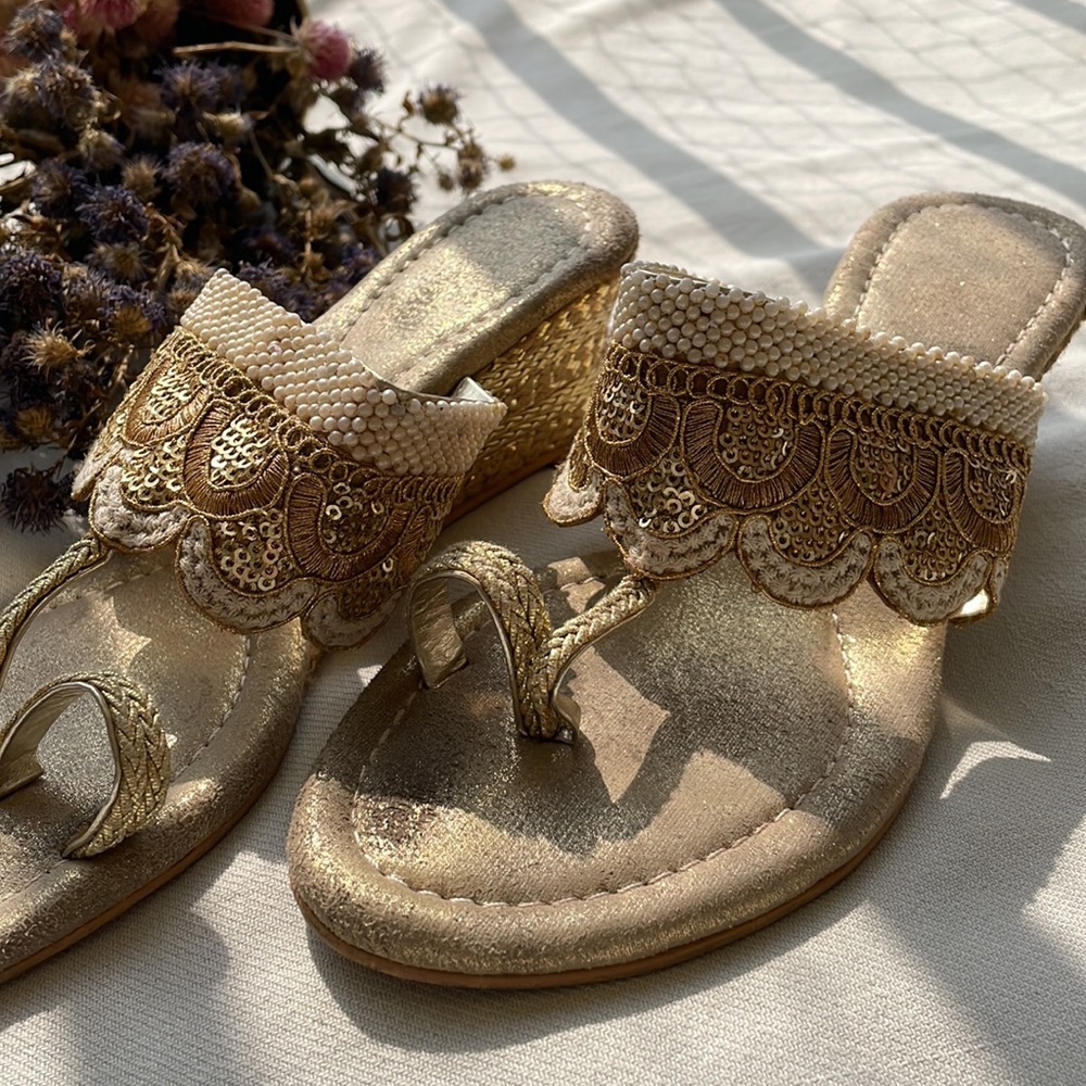 FLAT 500/- Ethnic wedge heels with embroidery - Picture 2 of 6